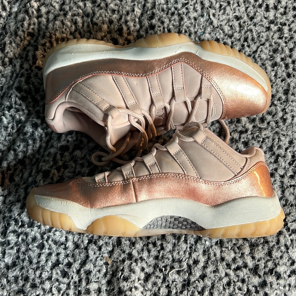 US 8.5 rose gold Jordans